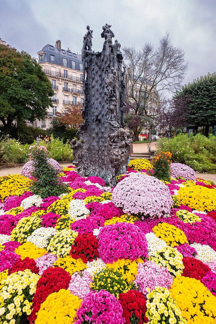 Frankreich, Paris, Quartier Latin, René-Viviani-Platz, Saint-Julien-le-Pauvre-Brunnen von Georges Jeanclos (1933-1997)