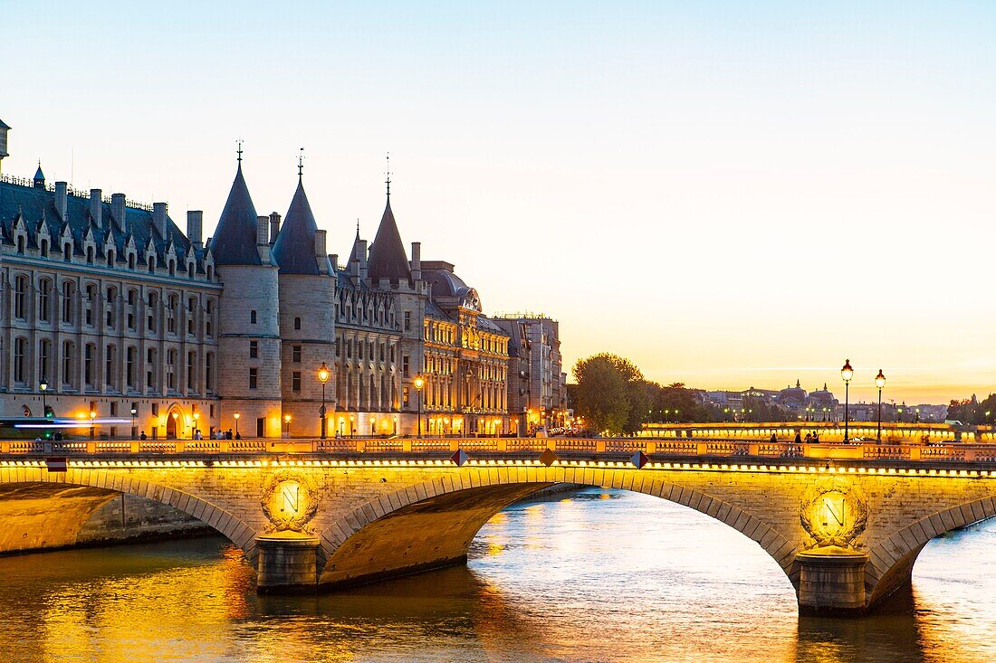 Frankreich, Paris, von der UNESCO zum Weltkulturerbe erklärtes Gebiet, die Change-Brücke und die Conciergerie