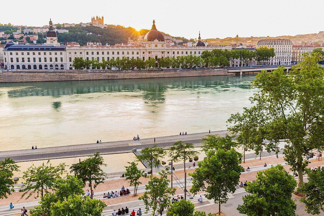 Frankreich, Rhone, Lyon, historische Stätte, die von der UNESCO zum Weltkulturerbe erklärt wurde, Kai Victor Augagneur, Ufer der Rhone mit Blick auf das Hotel Dieu und die Basilika Notre Dame de Fourviere