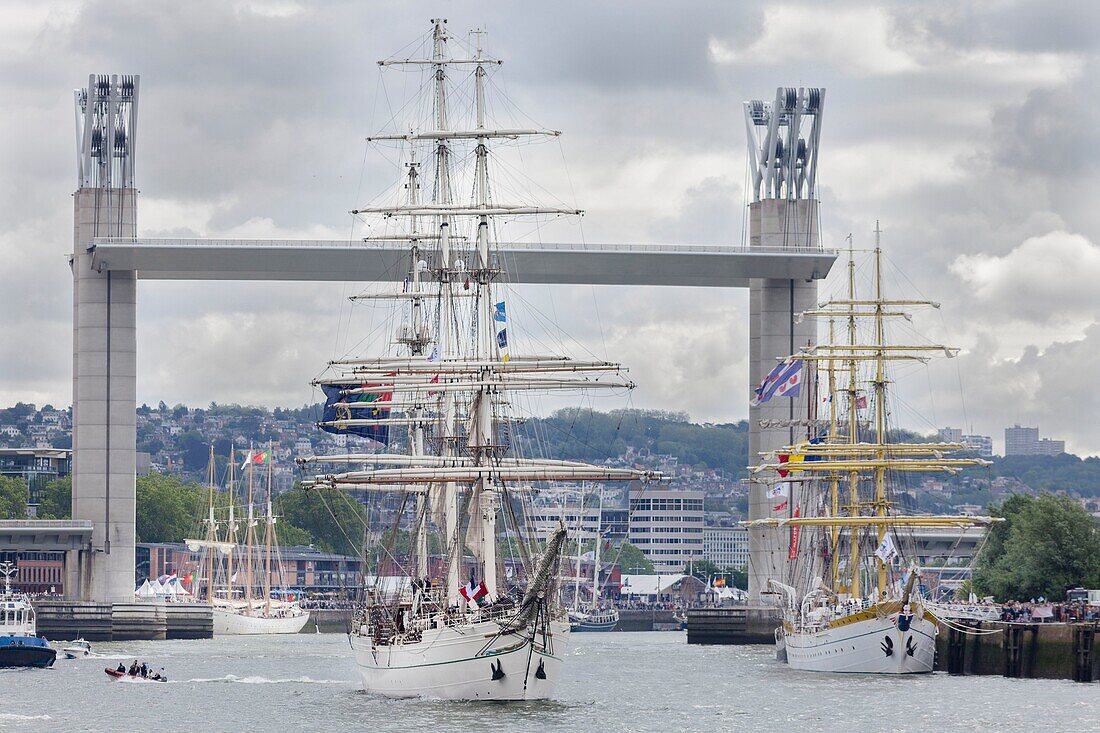 Frankreich, Seine Maritime, Rouen, Armada 2019, Shabab Oman II, dreimastiges Rahsegelschiff, Ausfahrt aus dem Hafen von Rouen mit Pont Flaubert im Hintergrund