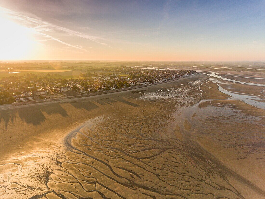 Frankreich, Somme, Bucht der Somme, Le Crotoy, die Bucht der Somme bei Ebbe am frühen Morgen, Blick auf Le Crotoy (Luftaufnahme)