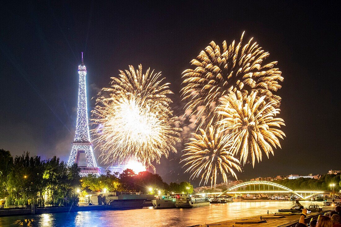 Frankreich, Paris, UNESCO-Welterbe, Nationalfeiertag, das Feuerwerk am 14. Juli 2019 und der Eiffelturm