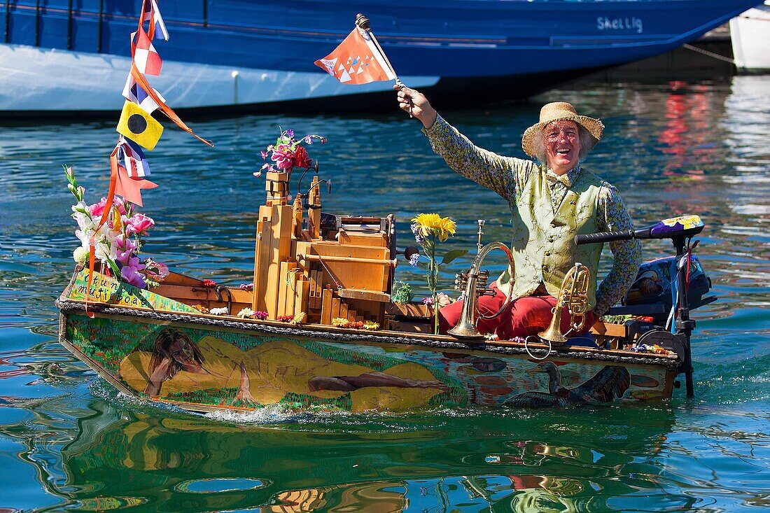 Frankreich, Finistère, Brest, ATMOSPHÄRE Reinier Sijpkens und sein Muziekboot, eine kleine Walnussschale Internationales Maritimes Festival Brest 2016