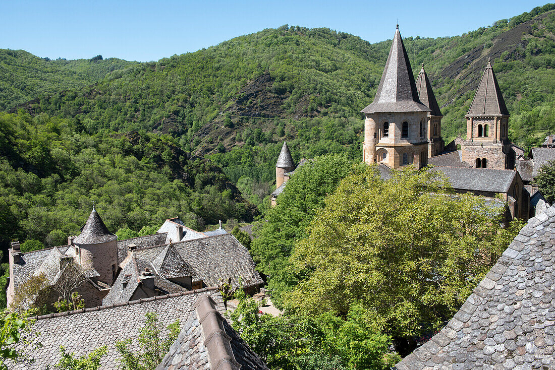 Frankreich, Aveyron, Conques, ausgezeichnet als die schönsten Dörfer Frankreichs, romanische Abtei Saint Foy aus dem 11. Jahrhundert, von der UNESCO zum Weltkulturerbe erklärt