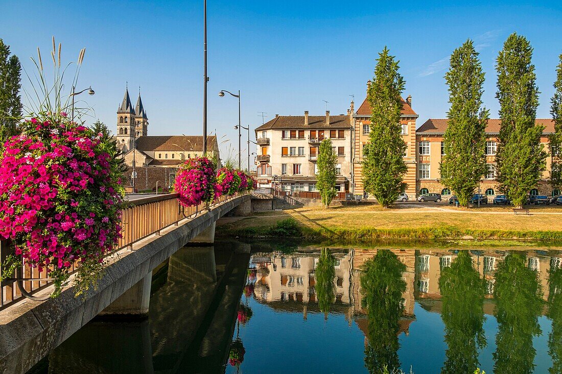 France, Seine et Marne, Melun, the city center and the banks of the Seine river\n