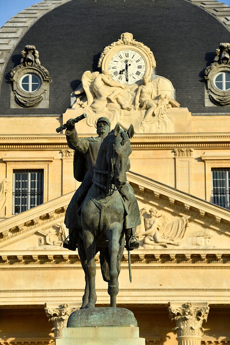 Frankreich, Paris, das von der UNESCO zum Weltkulturerbe erklärte Gebiet, der Joffre-Platz, die Statue von Marschall Joffre und die Militärschule