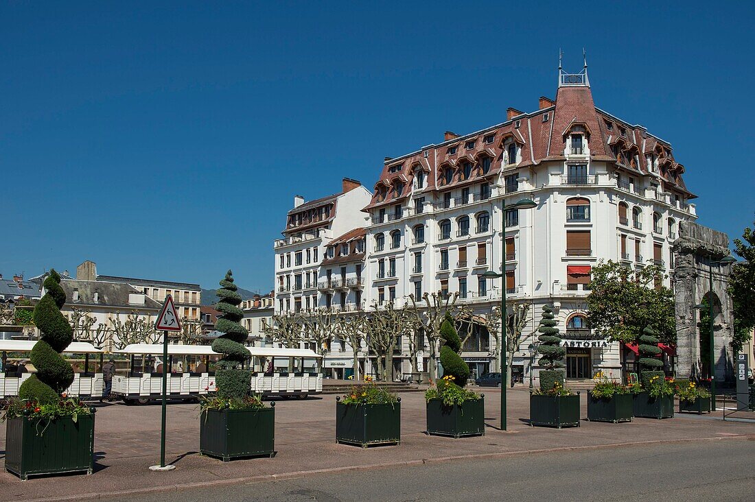 Frankreich, Savoie, Aix les Bains, Alpenriviera, Bäume in Formschnittkunst und kleiner Touristenzug auf dem Platz der Bäder und des alten Hotels Astoria