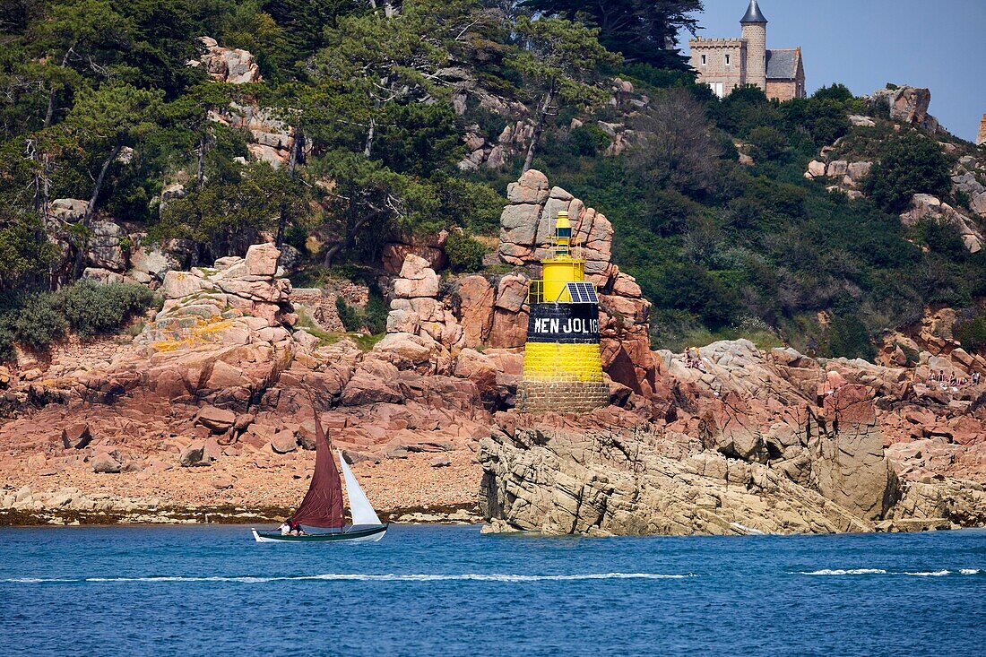 Frankreich, Cotes d'Armor, Ile de Brehat, Segelboot mit dem Leuchtfeuer Men-Joliguet