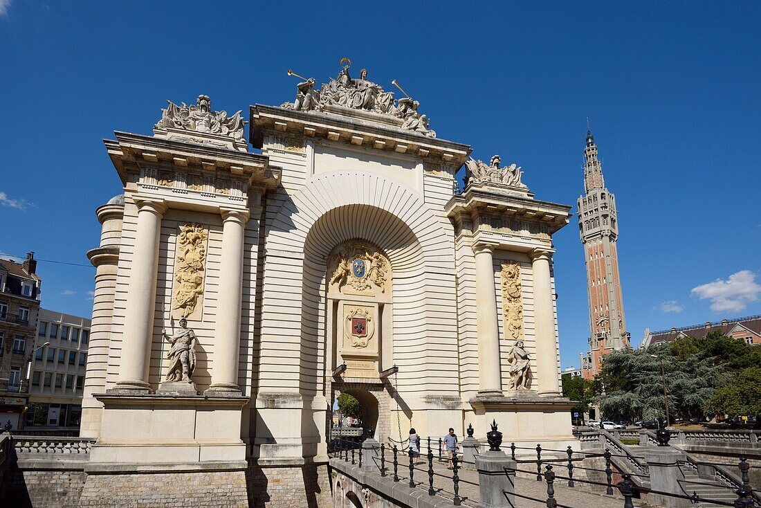 Frankreich, Nord, Lille, Porte de Paris mit dem Glockenturm des von der UNESCO zum Weltkulturerbe erklärten Rathauses im Hintergrund