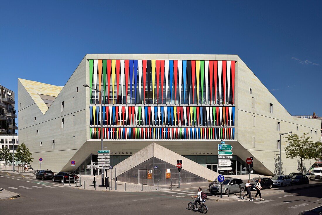 Frankreich, Nord, Lille, Haus von Stephane Hessel, modernes Gebäude, das 2016 vom Architekten Julien De Smedt entworfen wurde und eine Jugendherberge und andere Infrastruktur beherbergt, Fahrradfahrer an der Kreuzung