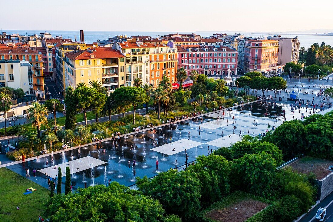 Frankreich, Alpes Maritimes, Nizza, von der UNESCO zum Weltkulturerbe erklärt, Promenade du Paillon, Place Massena, der Spiegel des Wassers, im Hintergrund das Mittelmeer