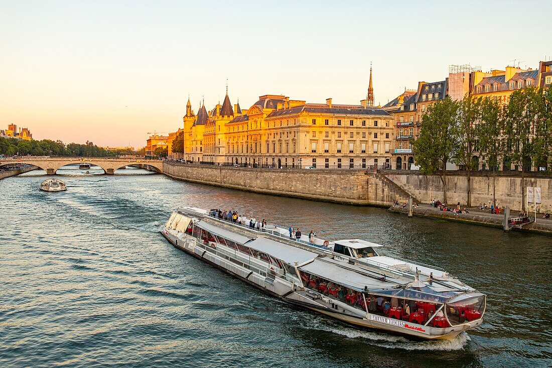 Frankreich, Paris, von der UNESCO zum Weltkulturerbe erklärtes Gebiet, die Conciergerie und ein Flugboot