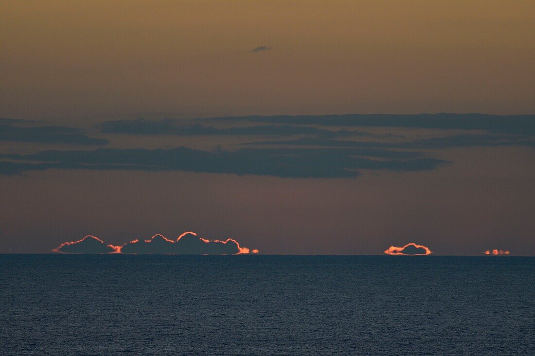 Frankreich, Var, letztes Licht des Sonnenuntergangs über dem Mittelmeer vom Esterel-Massiv aus
