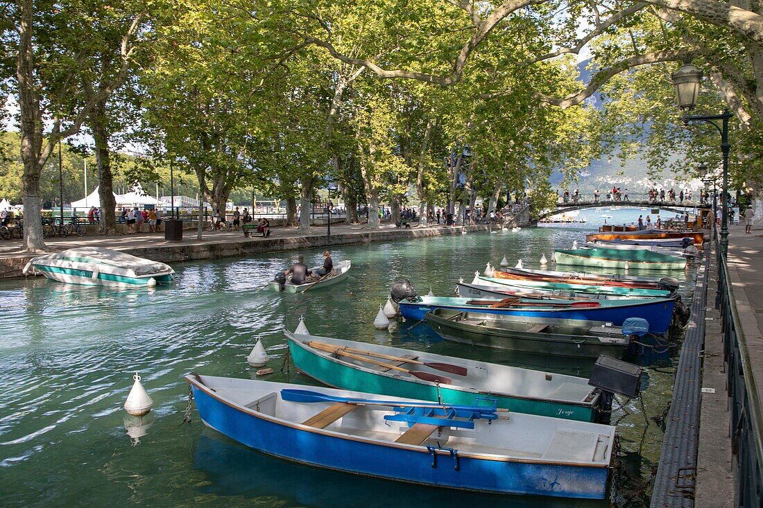 Frankreich, Haute Savoie, Annecy, Boote auf dem Canal du Vasse und die Pont des Amours