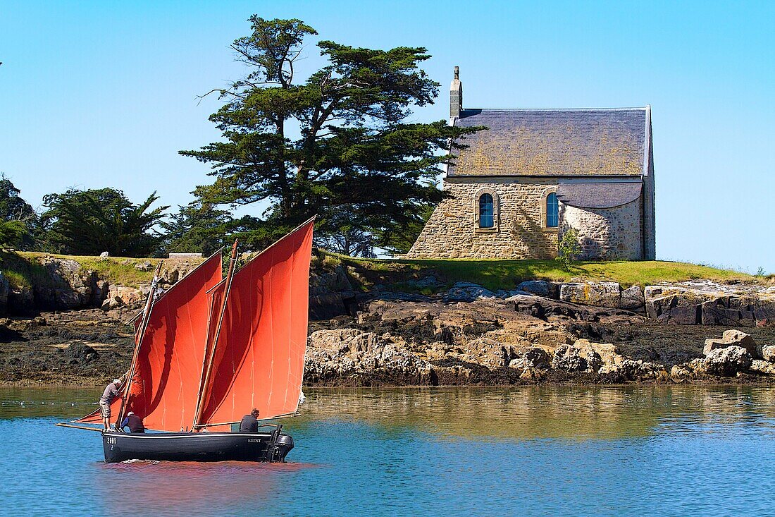 Frankreich, Morbihan, Golf von Morbihan, Séné, das Boot La Vieille Dame vor der Kapelle auf der Insel Boëdic