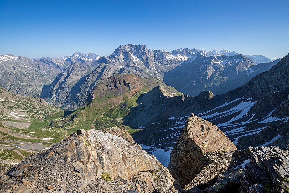 Frankreich, Hautes Alpes, Nationalpark Ecrins, Orcieres Merlette, Naturschutzgebiet des Circus des Grand Lac des Estaris, Blick vom Prelles-Pass (2807m) auf den Sirac (3441m) in der Mitte, rechts der Dom des Ecrins (4102m) und der Pelvoux (3946m)