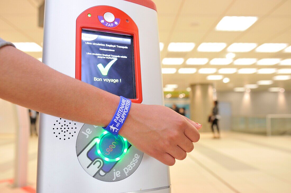 Frankreich, Nord, Lille, Bahnhof Lille Flandres, blaues Ilevia-Armband vor dem Zugang zur Metro