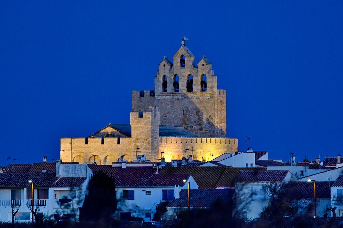 Frankreich, Bouches du Rhone, Camargue, Saintes Maries de la Mer, Kirche bei Nacht beleuchtet