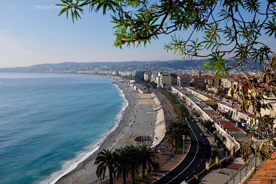 Frankreich, Alpes Maritimes, Nizza, von der UNESCO zum Weltkulturerbe erklärt, die Baie des Anges, die Promenade des Anglais und das Viertel des alten Nizza vom Colline du Chateau (Schlossberg)