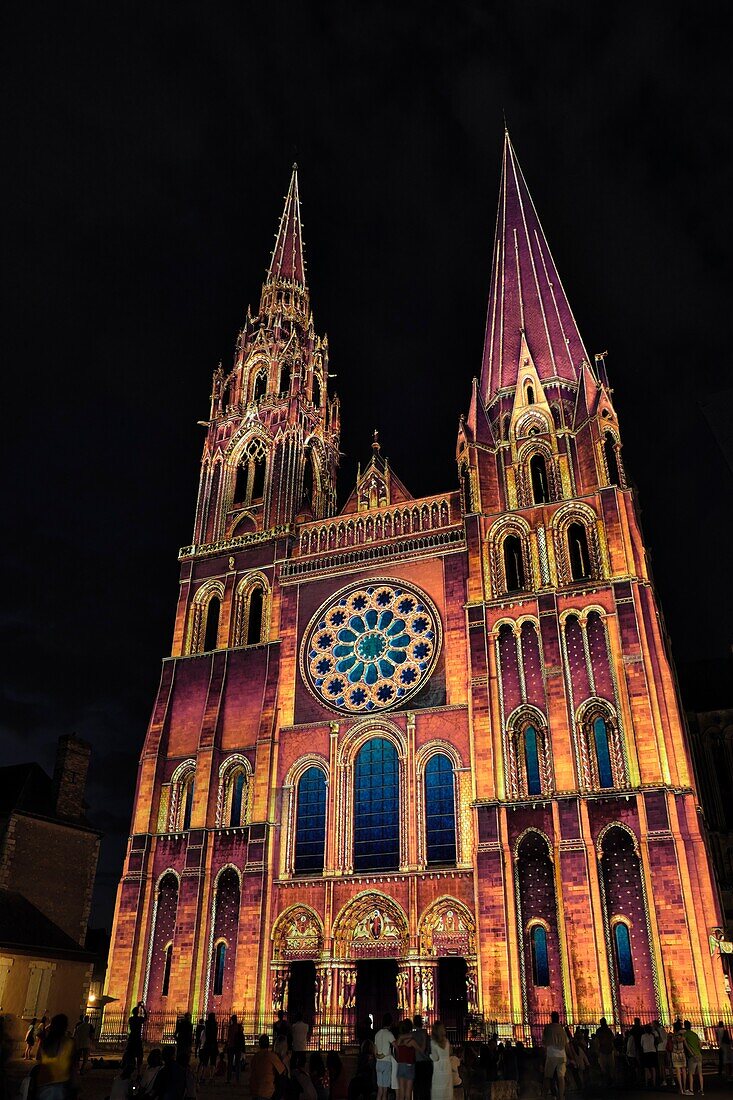 Frankreich, Eure et Loir, Chartres, Kathedrale Notre Dame, von der UNESCO zum Weltkulturerbe erklärt, Illuminationen während Chartres en Lumieres, Westfassade