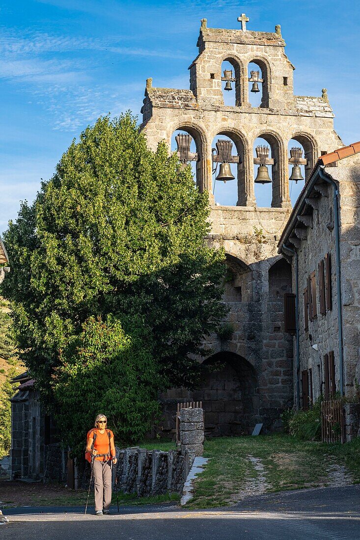 Frankreich, Haute-Loire, Chanaleilles, Wanderung auf der Via Podiensis, einem der französischen Pilgerwege nach Santiago de Compostela oder GR 65, romanische Kirche aus dem 12. Jahrhundert und ihr Glockengiebel