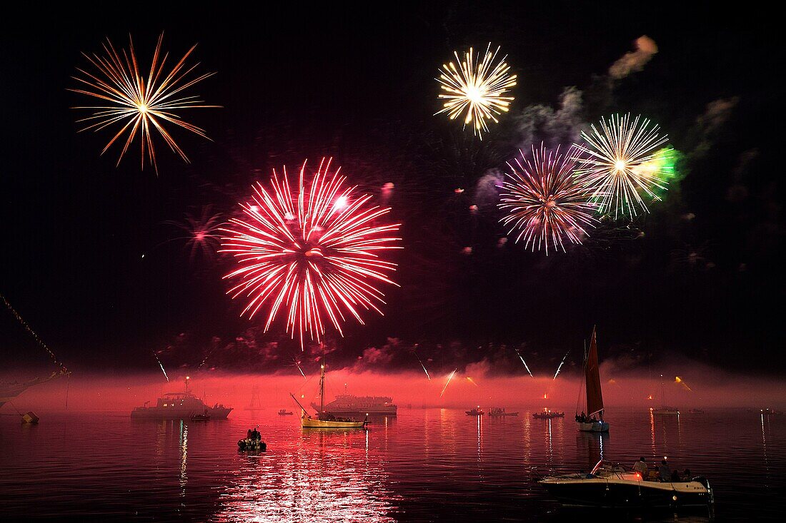 France, Finistere, Brest, ATMOSPHERE Closing fireworks of July 18 Brest International Maritime Festival 2016\n