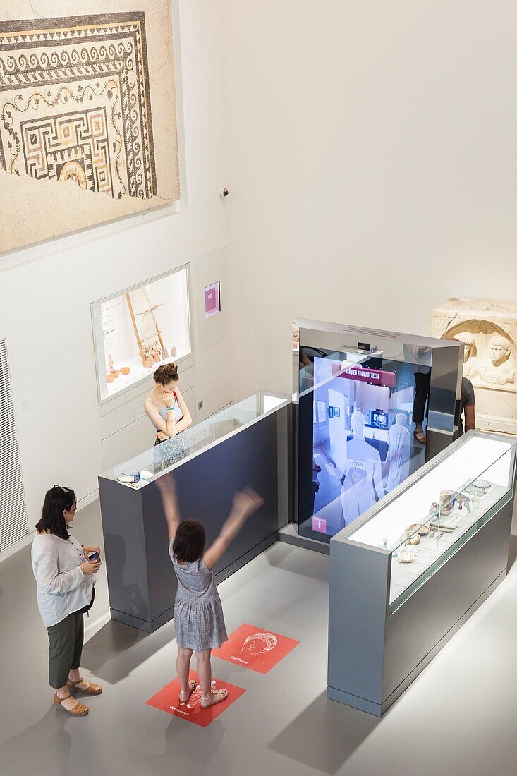 Frankreich, Gard, Nîmes, Musee de la Romanite der Architektin Elizabeth de Portzamparc, Besucher nutzen ein interaktives Multimedia-Terminal
