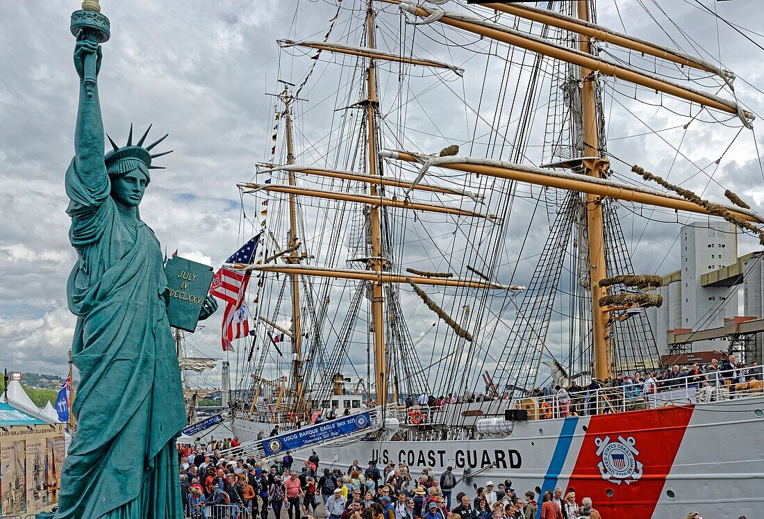 Frankreich, Seine Maritime (76), Rouen, Armada 2019, das Segelschulschiff der amerikanischen Küstenwache Eagle, Touristenmassen bei der Besichtigung der alten Takelage am Ufer der Seine, Atmosphäre Manhattan