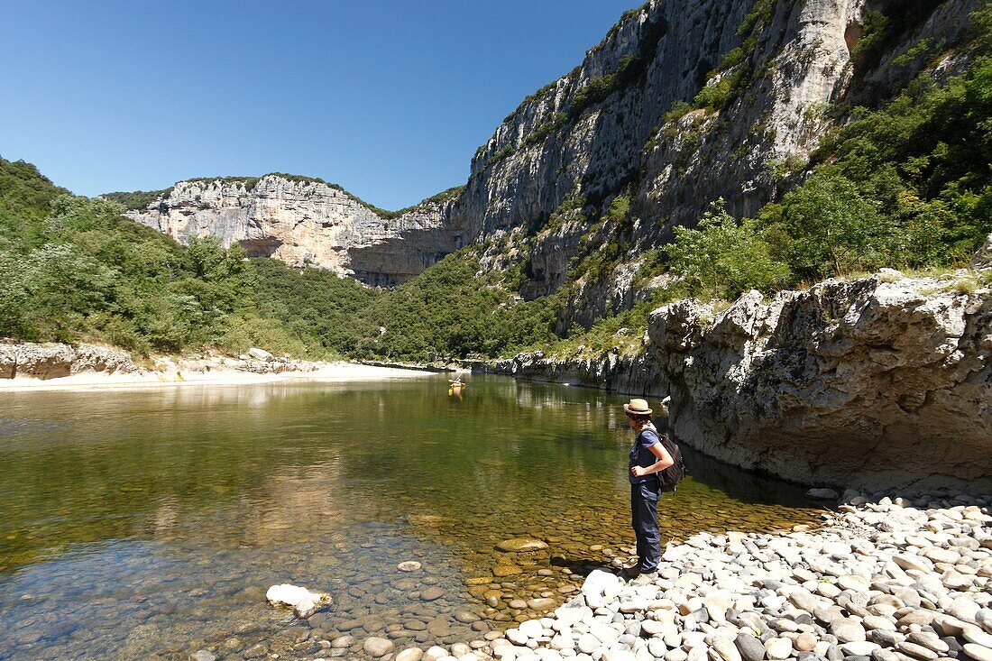 Frankreich, Ardeche, Sauze, Naturschutzgebiet Ardeche-Schluchten, Wanderin auf dem Weg flussabwärts der Ardeche-Schlucht zwischen Biwak Gournier und Sauze