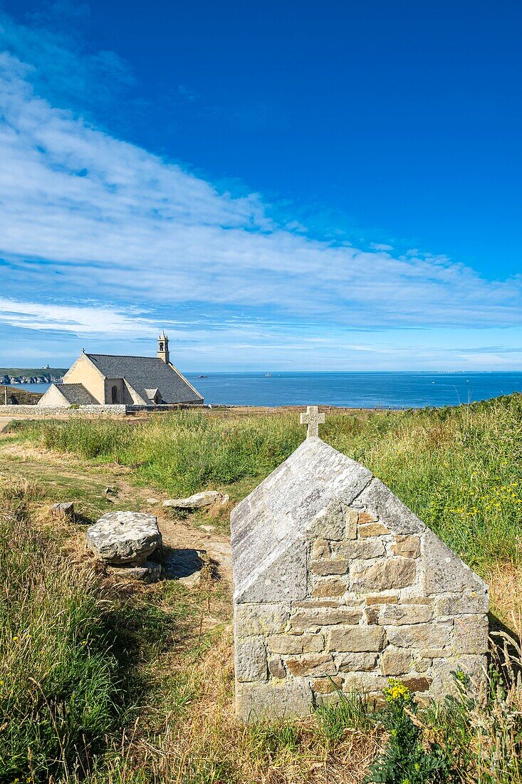 Frankreich, Finistere, Cleden-Cap-Sizun, Pointe du Van, Saint-They-Kapelle und Saint-Mathieu-Brunnen