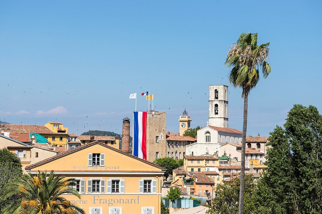 Frankreich, Alpes-Maritimes, Grasse, die Kathedrale Notre-Dame du Puy, der Uhrenturm, der quadratische Turm des ehemaligen Bischofspalastes und die Parfümerie Fragonard