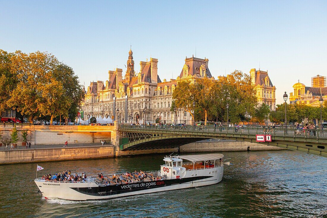 France, Paris, area listed as World Heritage by UNESCO, fly boat in front of the Town Hall\n