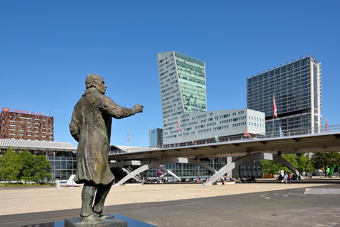 Frankreich, Nord, Lille, Esplanade Place François Mitterrand mit dem Geschäftsviertel Euralille, zu dem der Eurostar-Bahnhof und der TGV-Bahnhof Lille Europe gehören, überragt vom Lille-Turm und dem Lilleurope-Turm, Statue von François Mitterrand