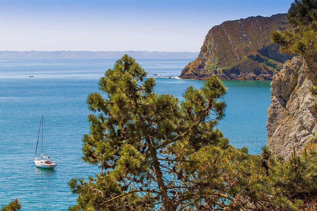 Frankreich, Finistere, Presqu'i?le de Crozon, Die Spitze von Rostudel von der Bucht der Jungfraueninsel in Saint Hernot