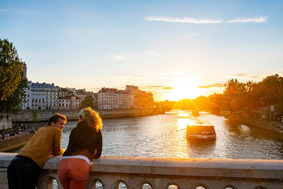 Frankreich, Paris, Weltkulturerbe der UNESCO, Rives de Seine Park, eine Tasse auf der Sully-Brücke bei Sonnenuntergang