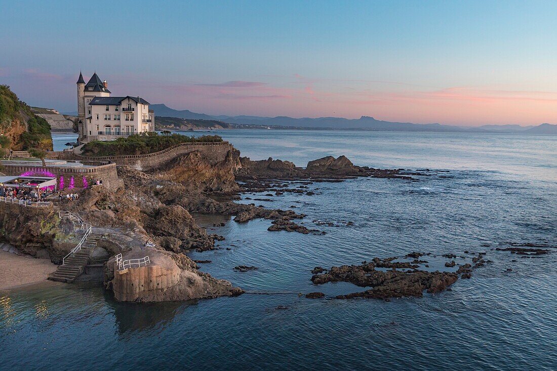 Frankreich, Pyrenees-Atlantiques, Biarritz, die Villa Belza und die Bucht von Biscaya bei Sonnenuntergang