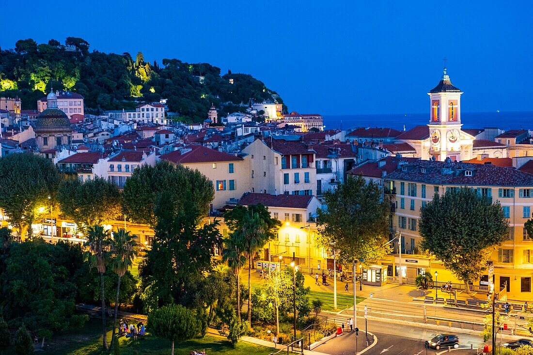 Frankreich, Alpes Maritimes, Nizza, von der UNESCO zum Weltkulturerbe erklärt, Promenade du Paillon, Avenue Felix Faure, Uhrenturm und das Mittelmeer im Hintergrund