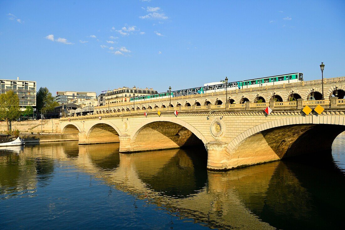 Frankreich, Paris, von der UNESCO zum Weltkulturerbe erklärtes Gebiet, Bercy-Viertel, die Metro überquert die Seine auf der Pont de Bercy-Brücke