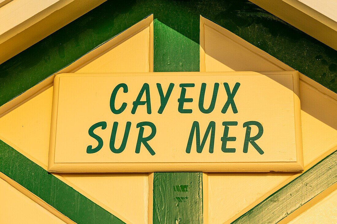 Frankreich, Somme, Cayeux sur Mer, Der Pfad in Cayeux sur Mer ist der längste in Europa, er trägt seine farbenfrohen Strandhütten mit aussagekräftigen Namen auf fast 2 km Länge auf dem Kieselstrand