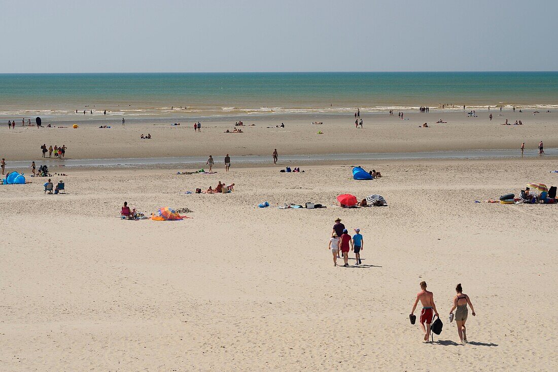 France, Somme, Picardy coast, Quend, Quend Plage, tourists on the beach in summer\n