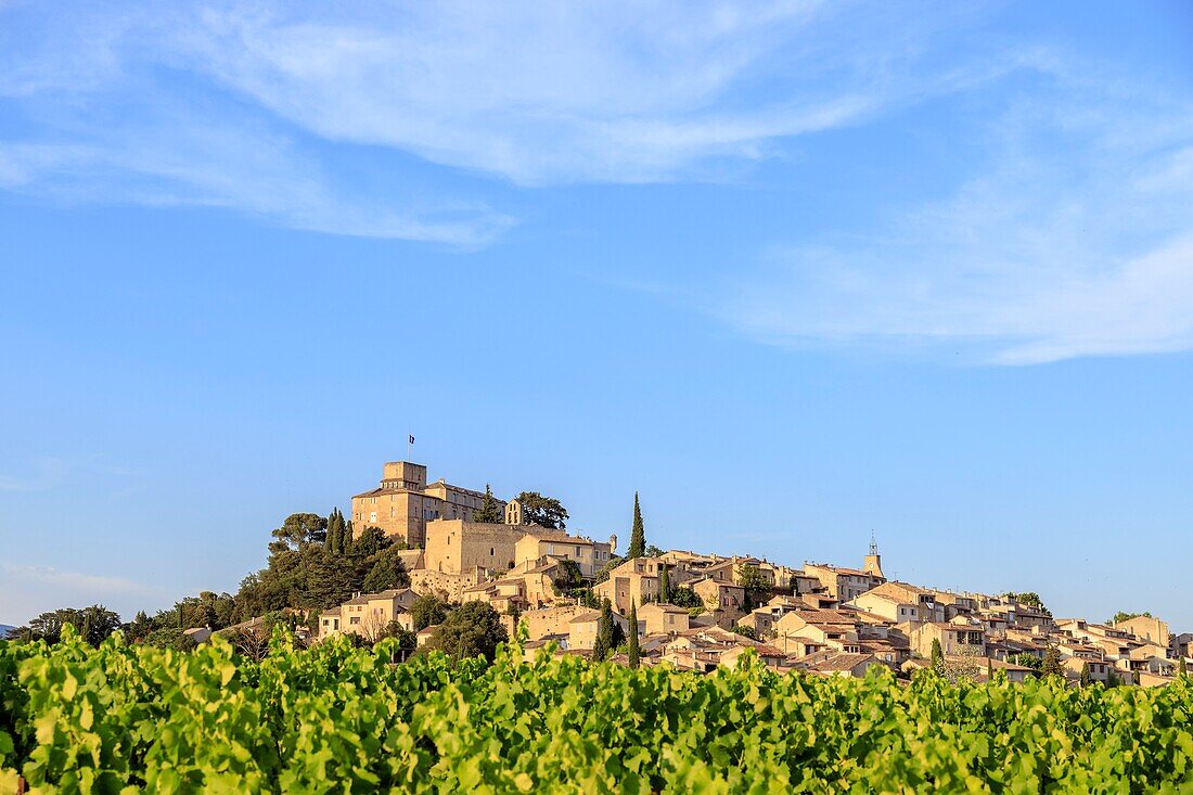 Frankreich, Vaucluse, regionaler Naturpark Luberon, Ansouis, ausgezeichnet als schönste Dörfer Frankreichs, das Schloss aus dem 17. Jahrhundert und die Kirche St. Martin