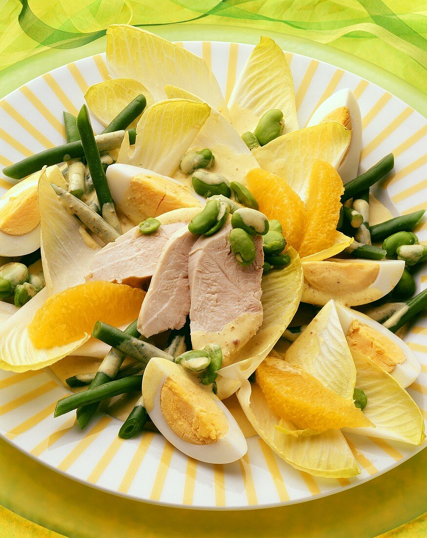 Chicorée-Bohnen-Salat mit Orangenfilets & Putenbrustscheiben
