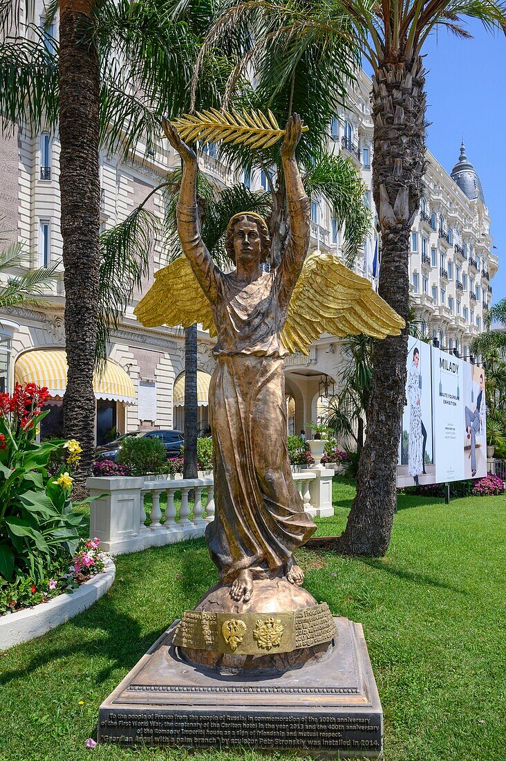France, Alpes-Maritimes , Cannes, La Croisette, statue in front of Carlton hotel\n