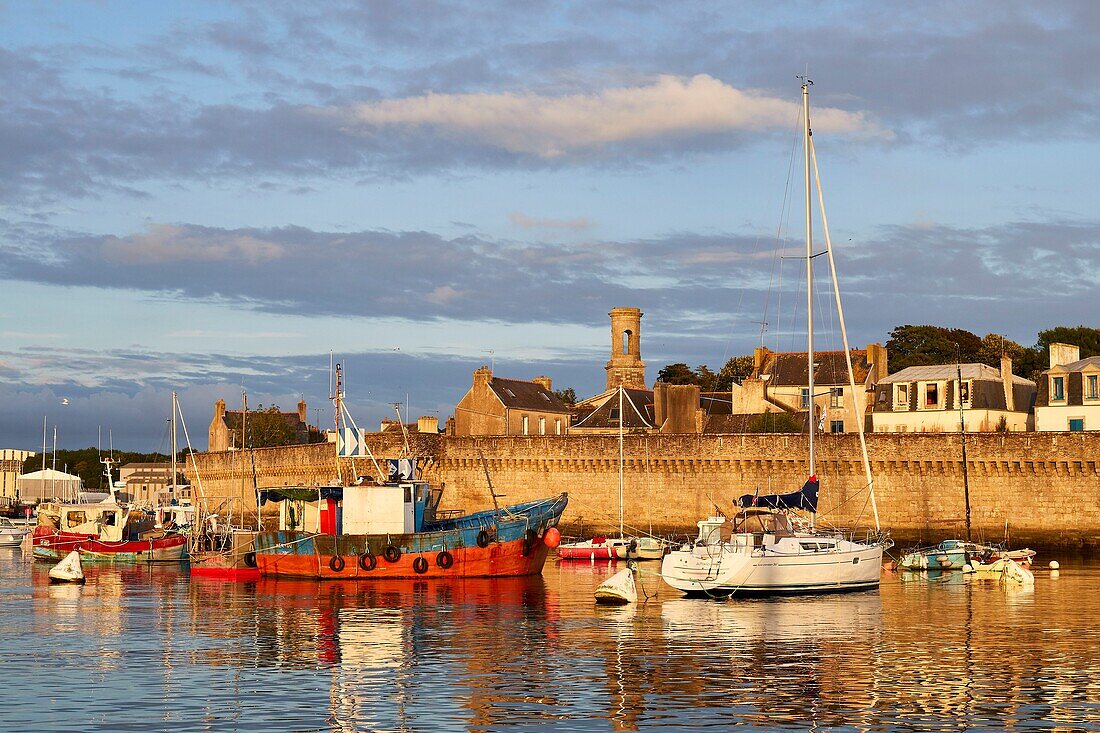 Frankreich, Finistere, Concarneau, der Hafen hinter der ville close (ummauerte Stadt)