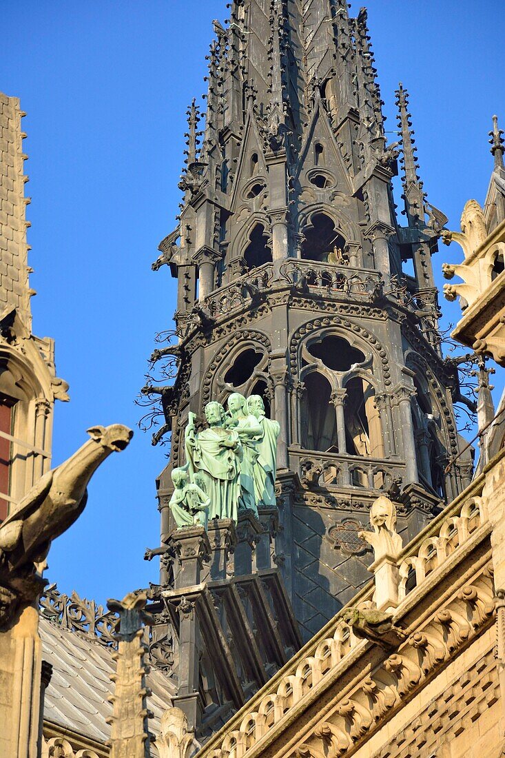 France, Paris, zone listed as World Heritage by UNESCO, Notre-Dame cathedral on the City island, the spire and the statues of the apostles from the base of the roof\n
