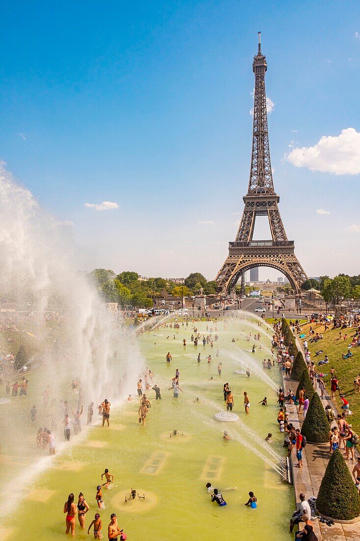 Frankreich, Paris, von der UNESCO zum Weltkulturerbe erklärtes Gebiet, die Trocadero-Gärten vor dem Eiffelturm, bei heißem Wetter, Baden und Wasserkanone