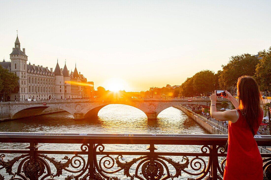 Frankreich, Paris, von der UNESCO zum Weltkulturerbe erklärt, die Brücke von Arcole, junge Touristin