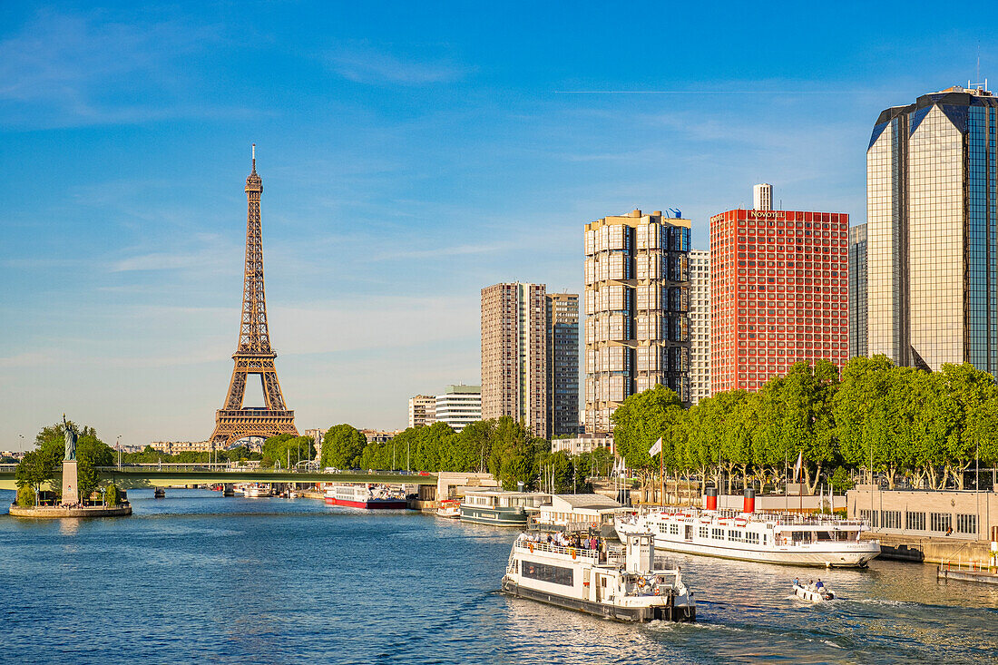 Frankreich, Paris, Seineufer, das Viertel der Front de Seine am Quai Andre Citroen und der Eiffelturm