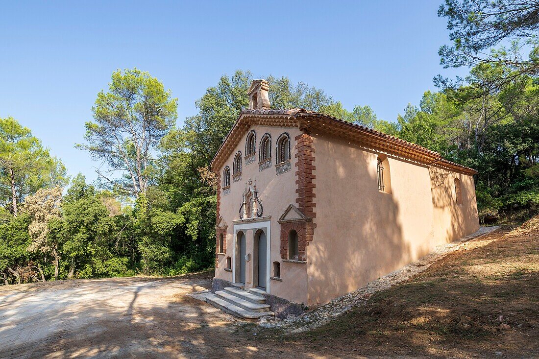 Frankreich, Var, Le Val, die Kapelle Notre Dame de Pitié ist eines der emblematischen Denkmäler, die vom Lotto des von Stéphane Bern erdachten Erbes profitieren, Fassade mit bemerkenswerter Dekoration aus Muscheln und Schlacke, nach der Restaurierung