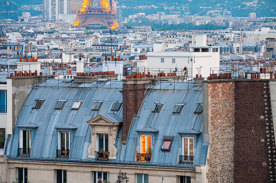 Frankreich, Paris, Gesamtansicht von Paris und dem Eiffelturm von einem Dach des 18. Arrondissements (© SETE Illuminationen Pierre Bideau)